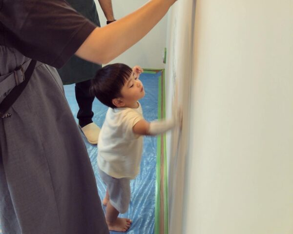 マシュマロタッチを使った塗り壁体験イベントの様子。子供が素手で触っても大丈夫な塗料です。