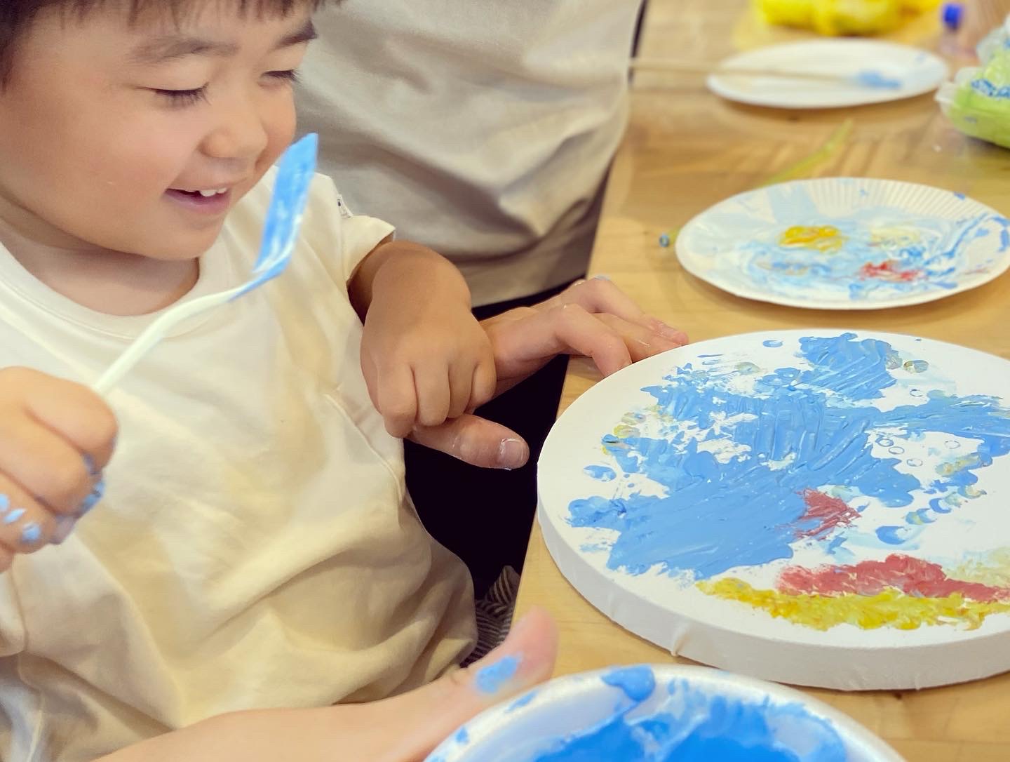 マシュマロタッチを使ったアートパネルワークショップイベントの様子。子供が素手で触っても大丈夫な塗料です。