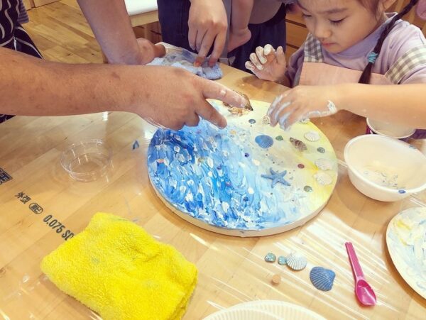 マシュマロタッチを使ったアートパネルワークショップイベントの様子。子供が素手で触っても大丈夫な塗料です。